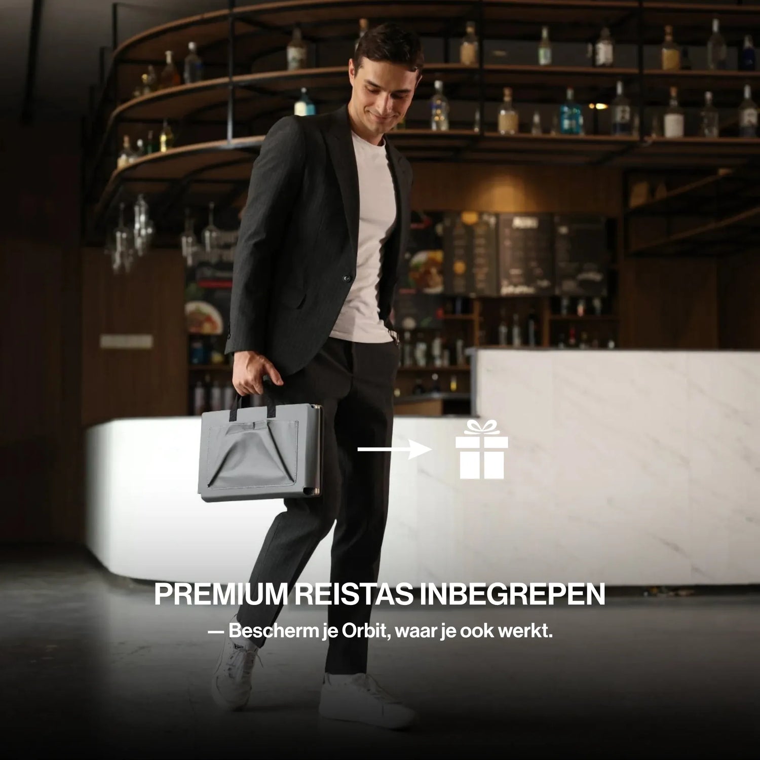 Man carrying a portable monitor travel bag with Dutch text highlighting the included premium protective carrying case.