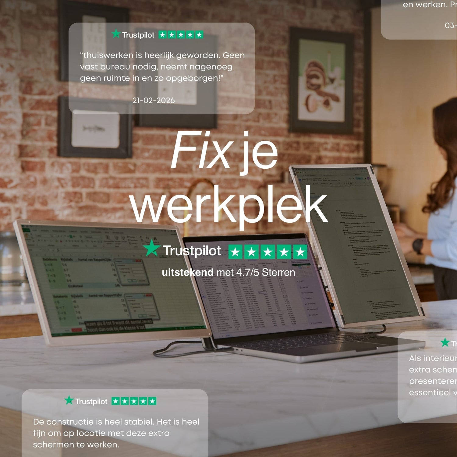 Portable monitor setup on a marble counter with Dutch “Fix je werkplek” text, Trustpilot rating, and review overlays about flexible working.