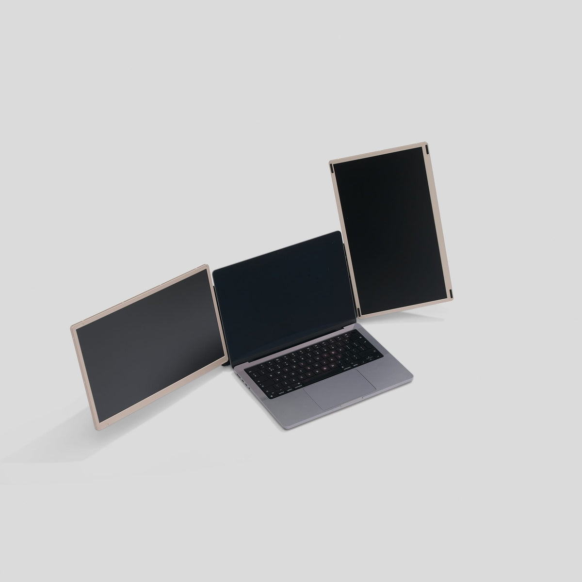Laptop met twee portable monitors voor een mobiele werkopstelling