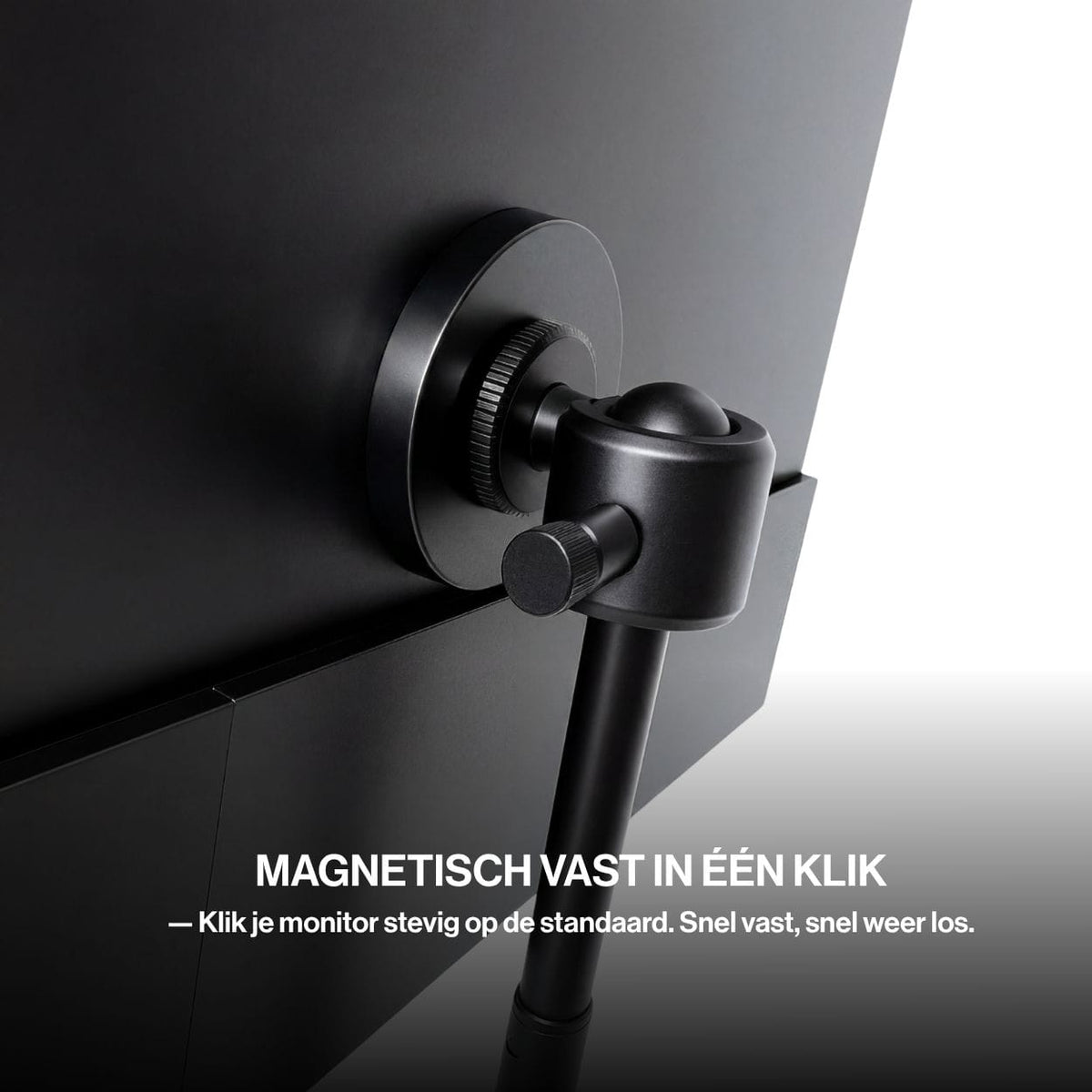 Portable monitor van dichtbij met magnetische bevestiging op een verstelbare driepootstandaard voor snelle montage en verwijdering.