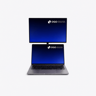 Portable monitor boven een laptop in een ergonomische opstelling met twee horizontale blauwe schermen voor efficiënter werken.
