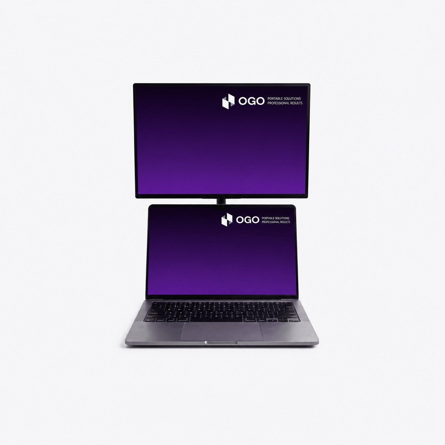 Portable monitor boven een laptop in een ergonomische, gestapelde werkplek met twee schermen voor productiviteit en multitasking.
