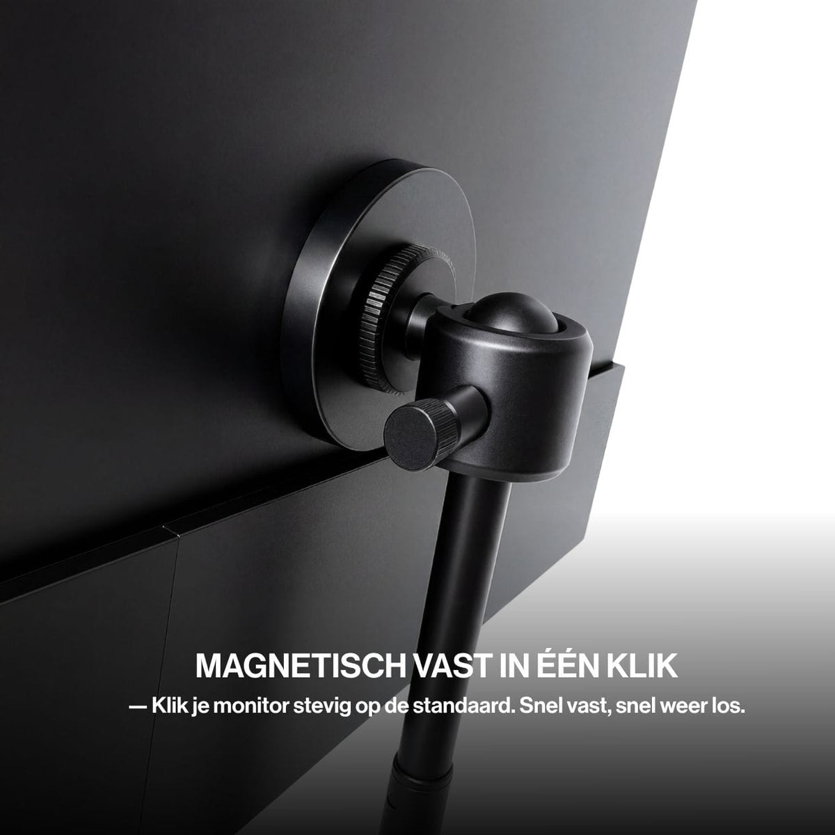 Portable monitor OneSight AMOLED van dichtbij, stevig bevestigd aan een verstelbare driepoot met magnetisch montagesysteem.