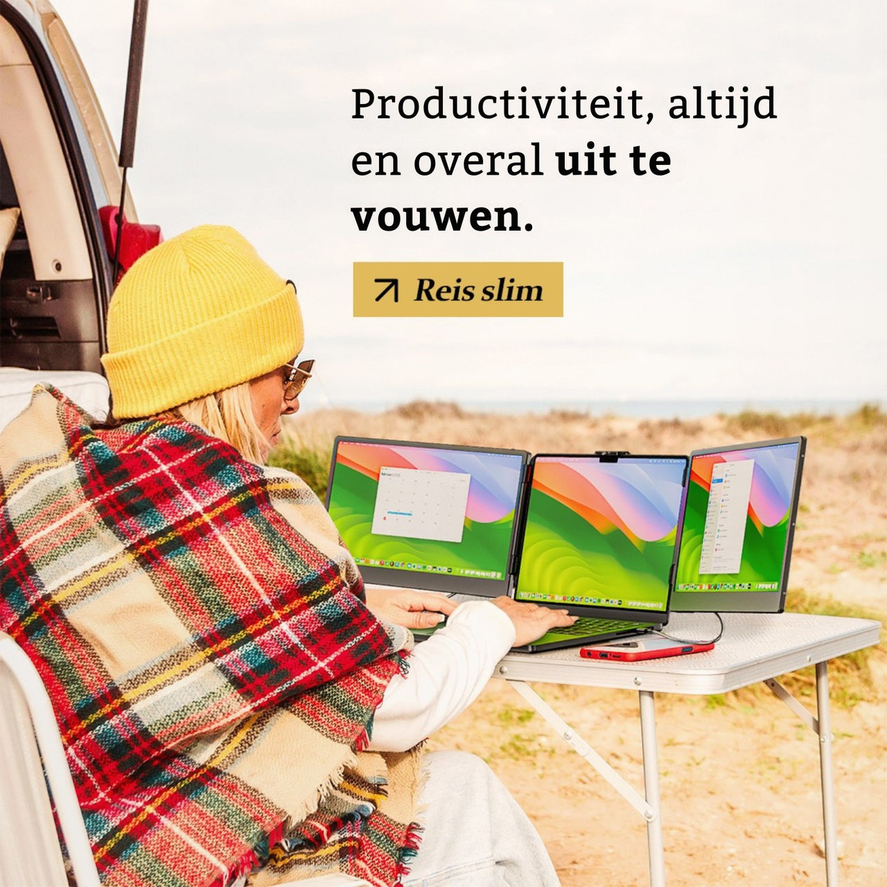 Persoon werkt onderweg met een draagbare monitor