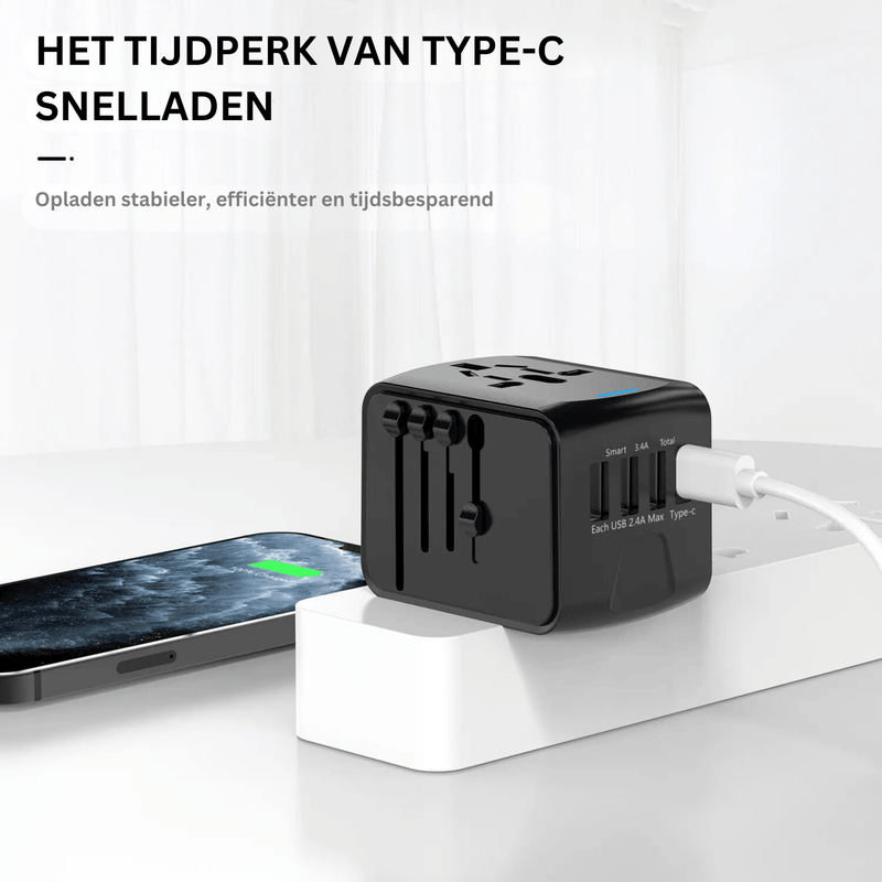 Black Universal Plug travel adapter connected to a white power strip and charging a smartphone, with Dutch text emphasizing efficient USB-C fast charging for travel and everyday use.