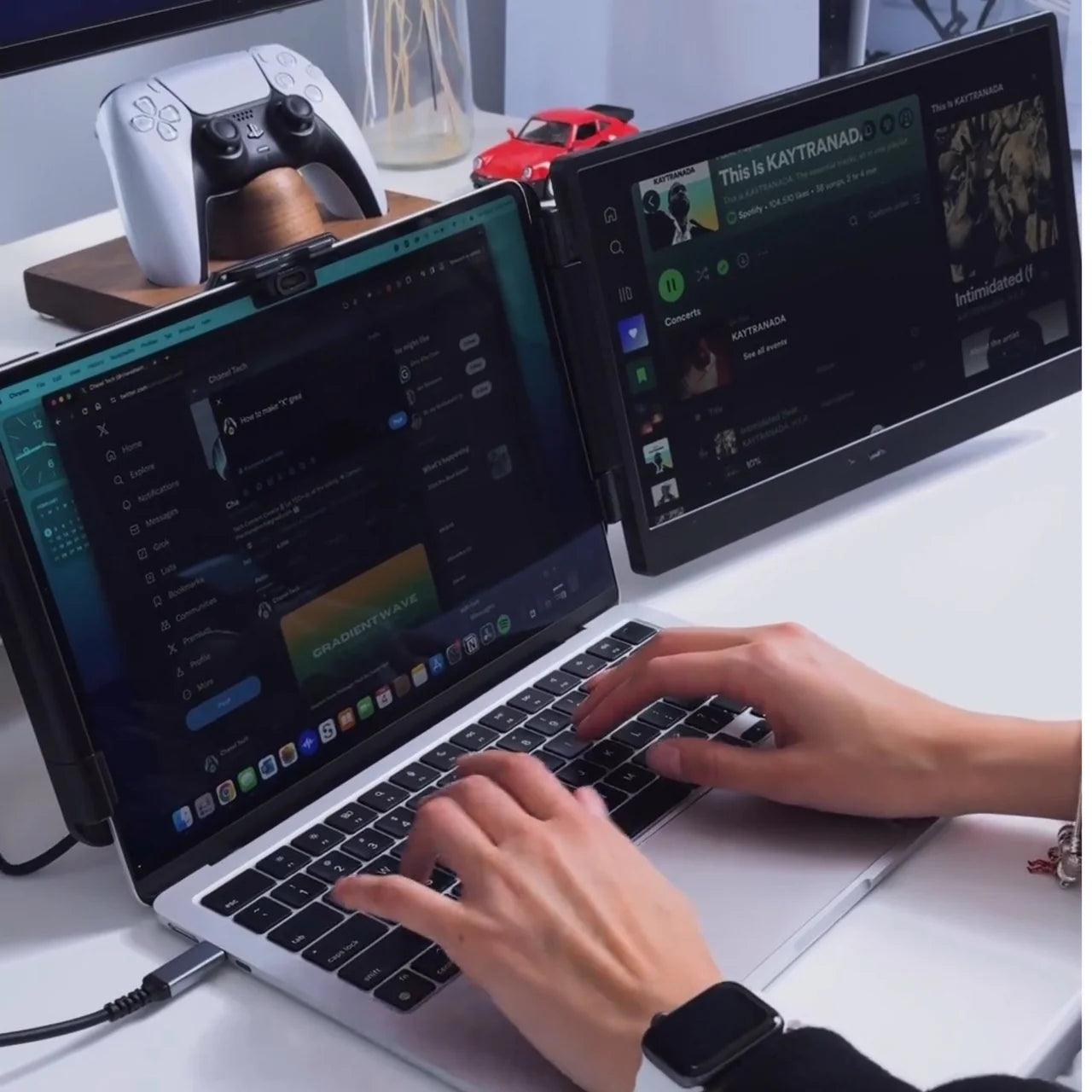 Twee extra schermen aan laptop bevestigd – Alpha Pro 14.1 inch dual portable monitor voor efficiënt multitasken