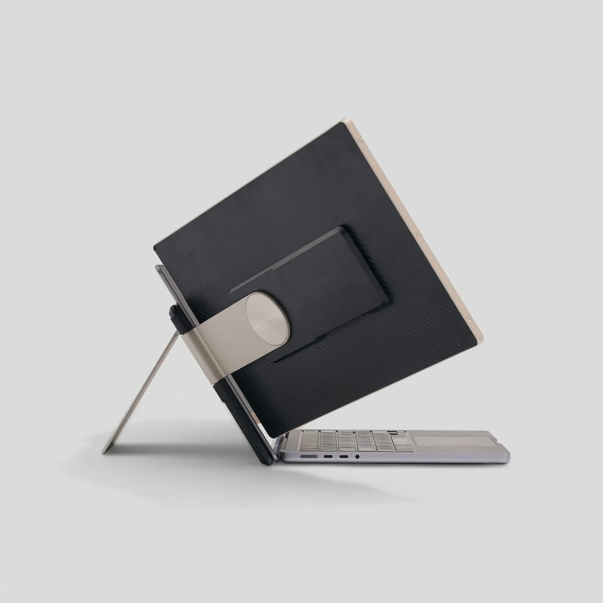 Portable monitor van 16 inch op een verstelbare standaard achter een geopende MacBook laptop.