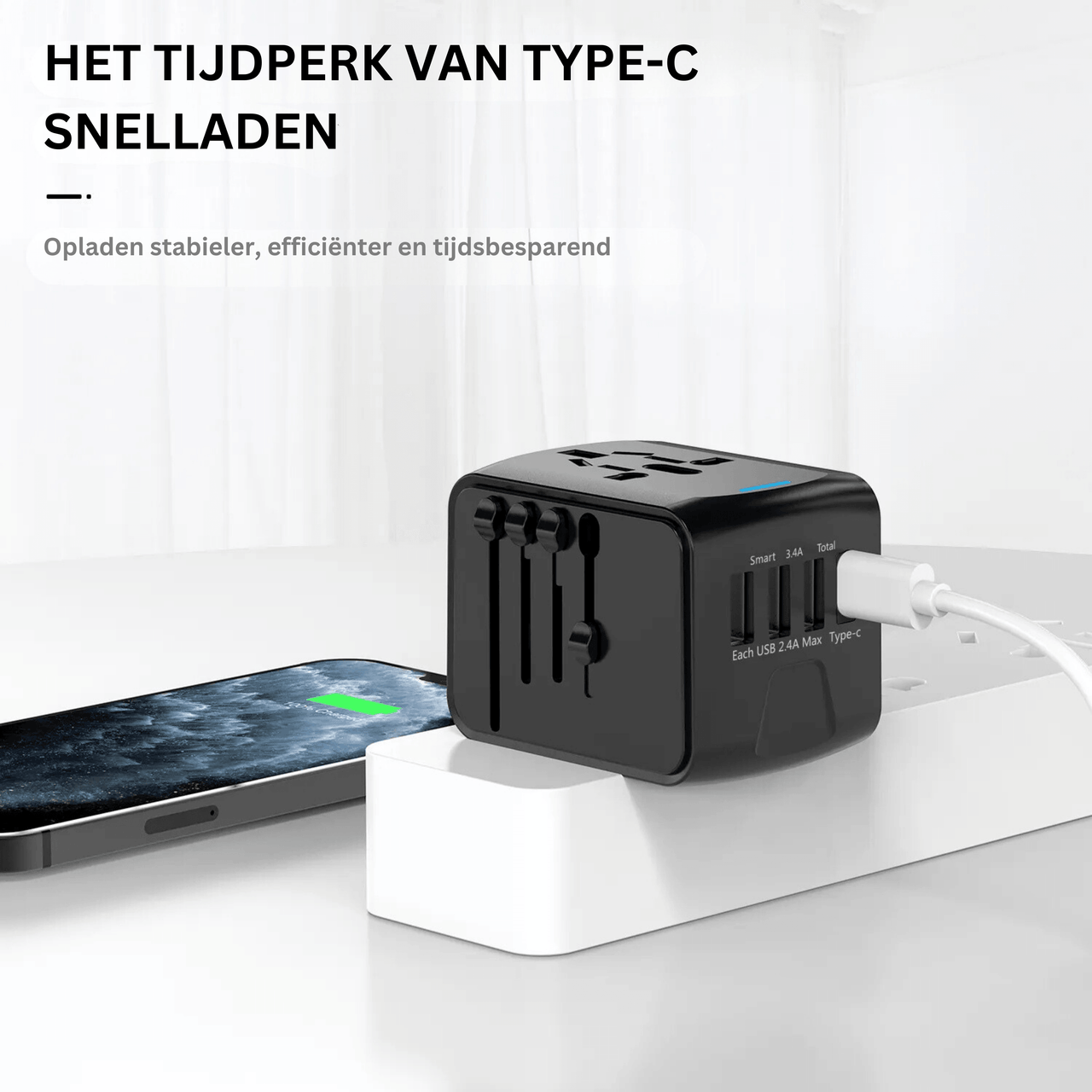 Reisstekker laad telefoon op met zijn snellaad functie usb-c ingang